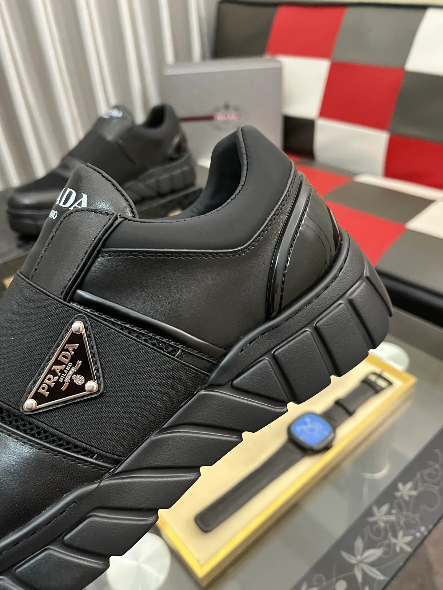 Men's shoes 💰: 560⌚⌚ high version. High-quality new PRADA counters are launched simultaneously. The new men's shoes and 😘 fabrics are selected from first-layer cowhide. Lining: Imported cowhide leather lining. 👍🏿High-end☄️Open-molded non-slip rubber outsole, exquisite lines, simple and elegant, comfortable and high-end for leisure travel. Number of yards: 38 to 44. (Can be customized for 45 non-refundable)